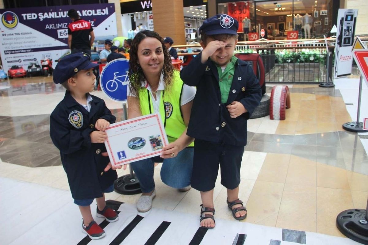 Piazza\'da Minikler Trafik Kurallarını Eğlenerek Öğrendi