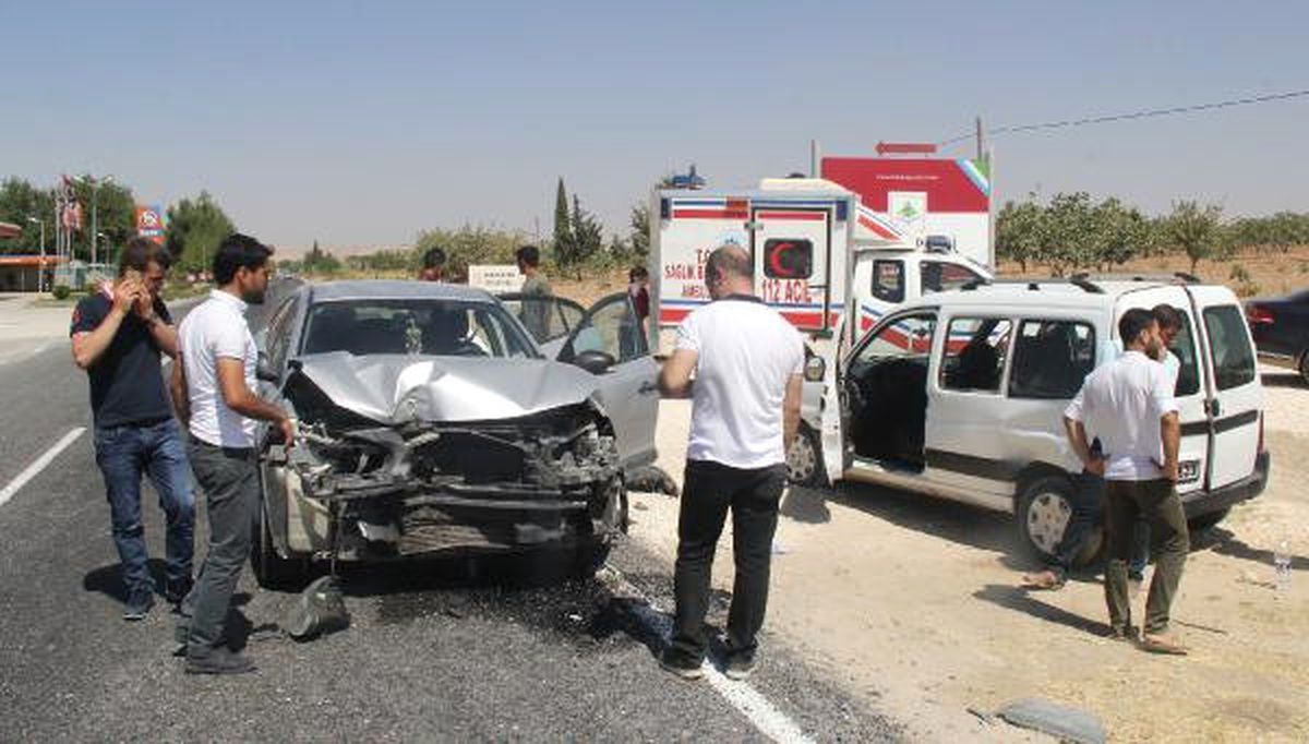 Şanlıurfa\'da Otomobil ile Hafif Ticari Araç Çarpıştı: 4 Yaralı