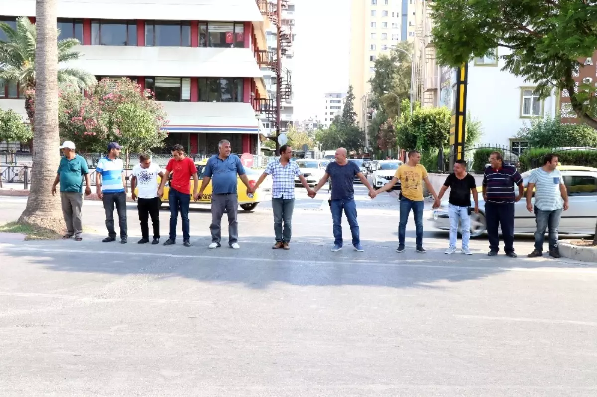 Seçim İçin Açılan Geçici Yol Kapatılmadı, Adanalılar Etten Duvar Örüp İsyan Etti