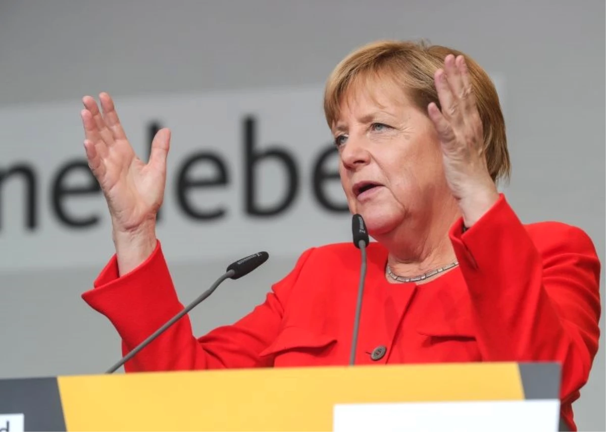Seçim Kampanyasındaki Merkel\'e Domatesli Protesto