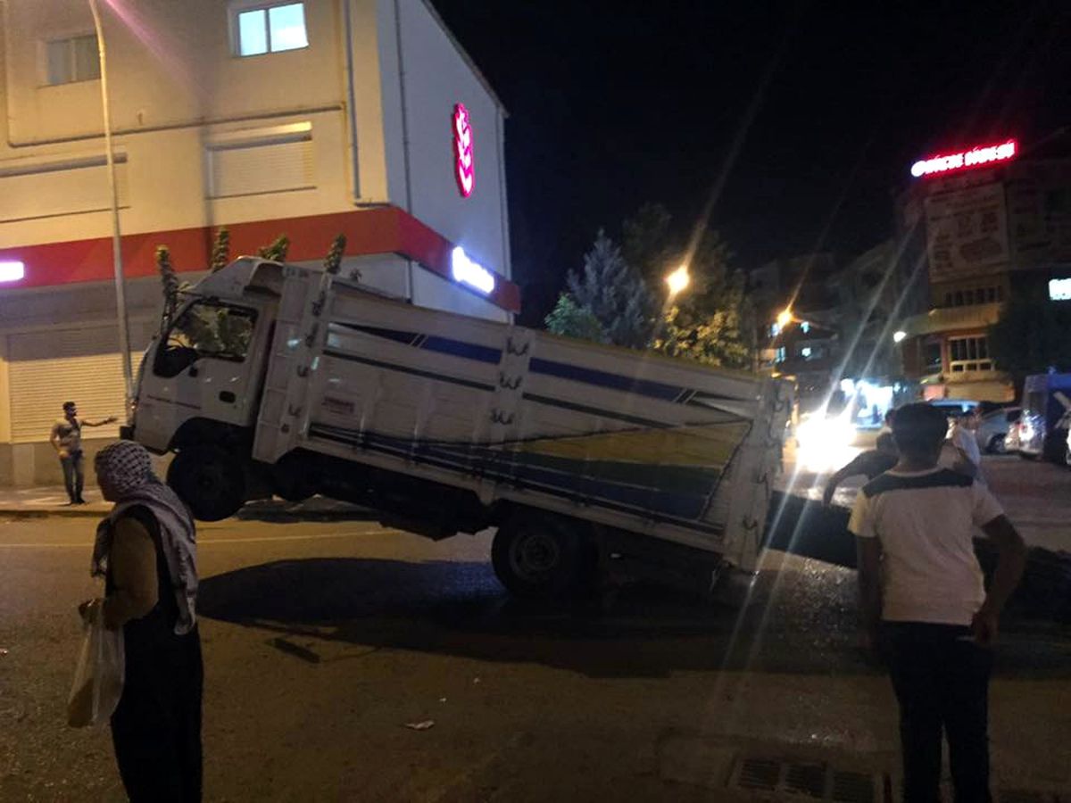 Seyir Halindeki Kamyonetin Ön Tekerlekleri Havaya Kalktı