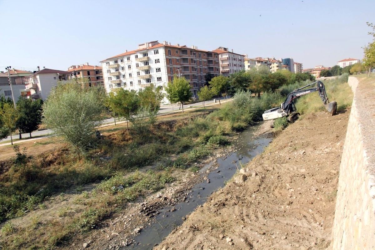Sungurlu\'da Dere Yatakları Temizleniyor