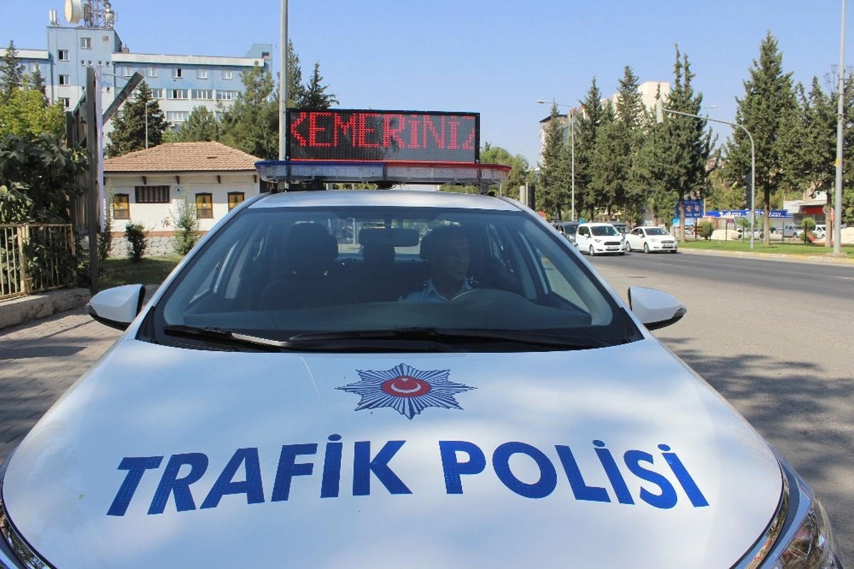 Sürücüler Polis Otosundaki Kayan Yazı ile Uyarılıyor