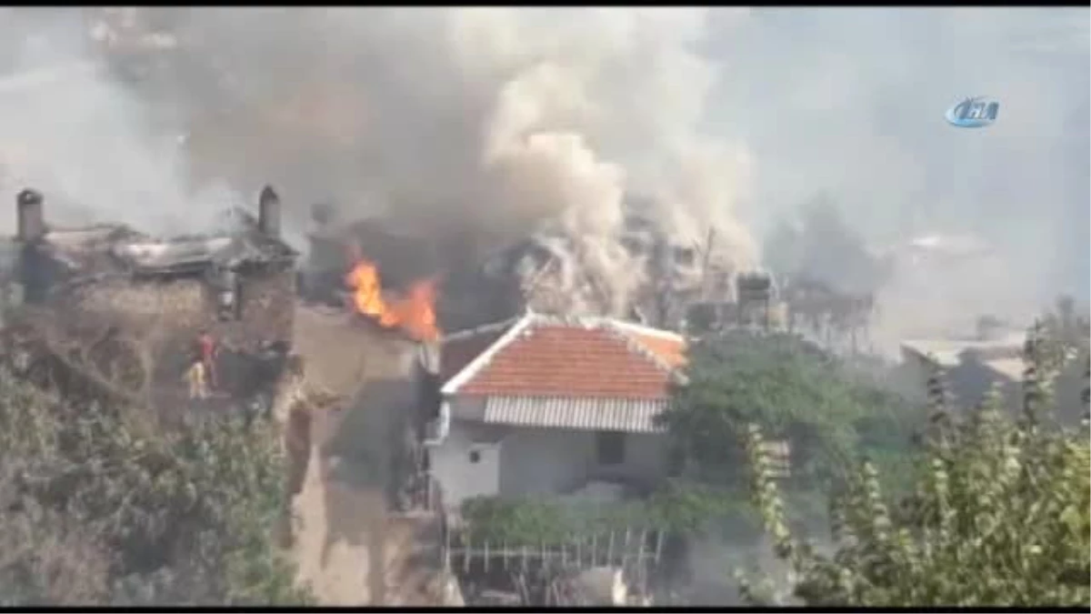 Yangın Nedeniyle Tahliye Edilen Zeytinköy\'de Evler Yanmaya Başladı