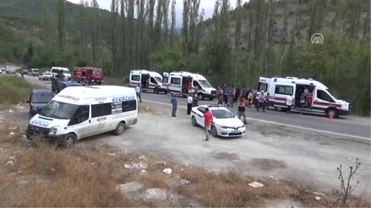 Yolcu Midibüsü Devrildi: 26 Kişi Yaralandı