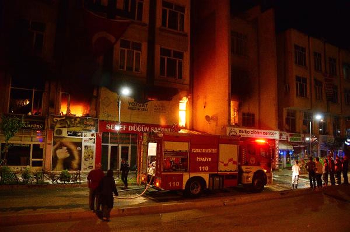 Yozgat\'ta İşhanı Yandı, 67 Konut Tahliye Edildi (2)