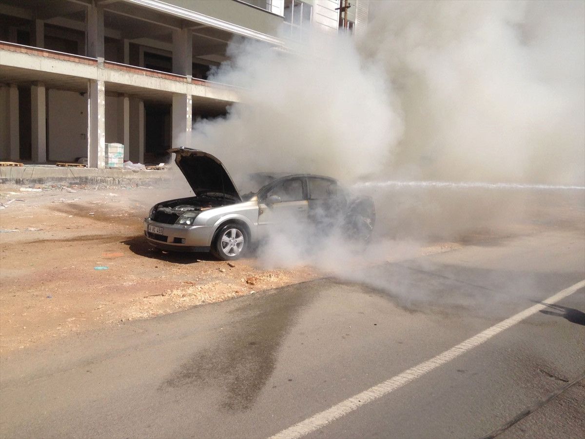 Afşin\'de Park Halindeki Otomobil Yandı