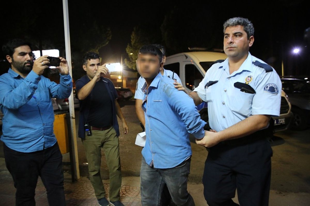 Ailesiyle Yolculuk Eden Polis Cam Silen Kişiler Tarafından Darp Edildi