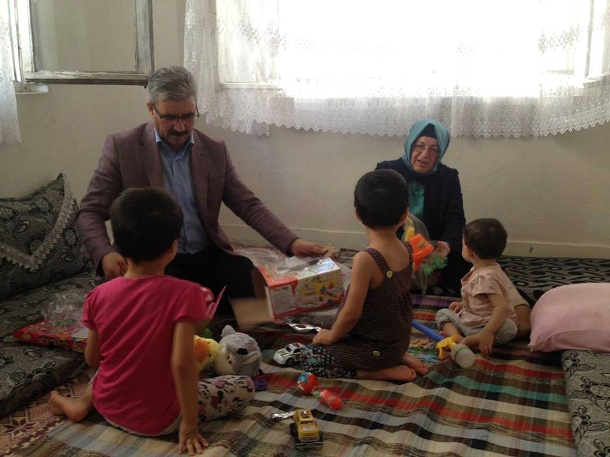AK Parti\'den Yoksul Ailelere Yardım