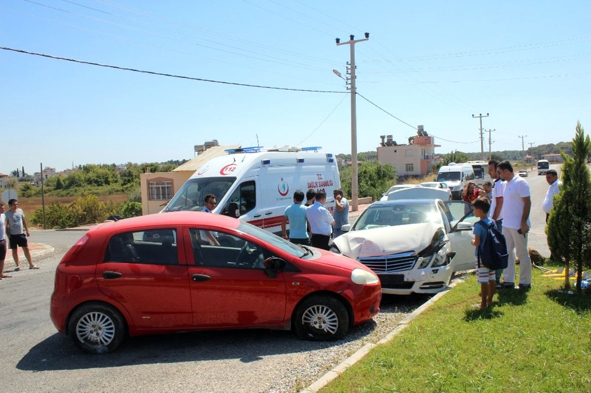 Antalya\'da Trafik Kazası: 2 Yaralı