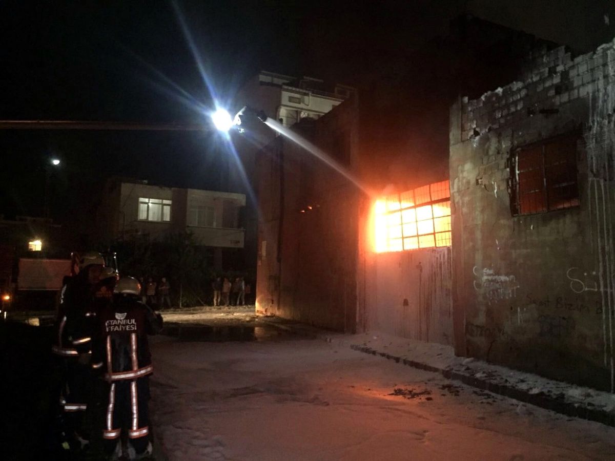 Arnavutköy\'de Boya Fabrikasında Yangın