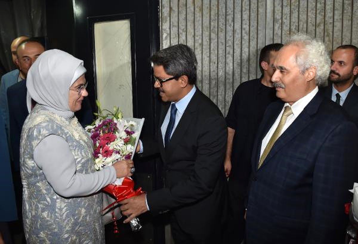 Bakan Çavuşoğlu, Bakan Kaya ve Emine Erdoğan Cox\'s Bazar\'da