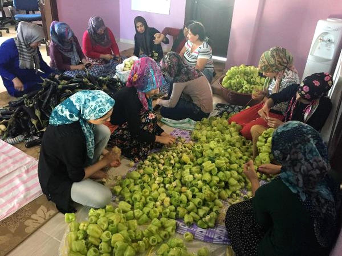 Çatom\'lu 22 Kadın, Sebzeleri Kurutup Satıyor