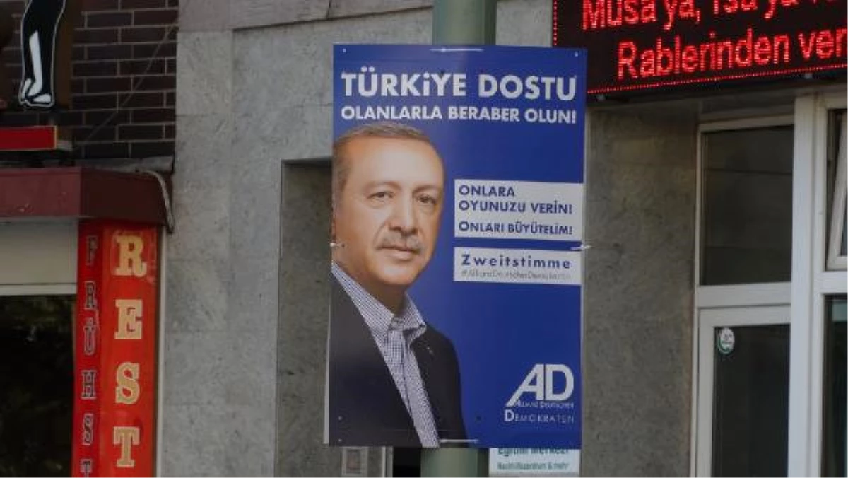 Cumhurbaşkanı Erdoğan\'ın \'Oy\' Çağrısı Almanya\'da Seçim Afişlerinde Yer Aldı