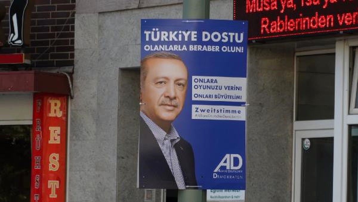 Cumhurbaşkanı Erdoğan\'ın \'Oy\' Çağrısı Almanya\'da Seçim Afişlerinde Yer Aldı