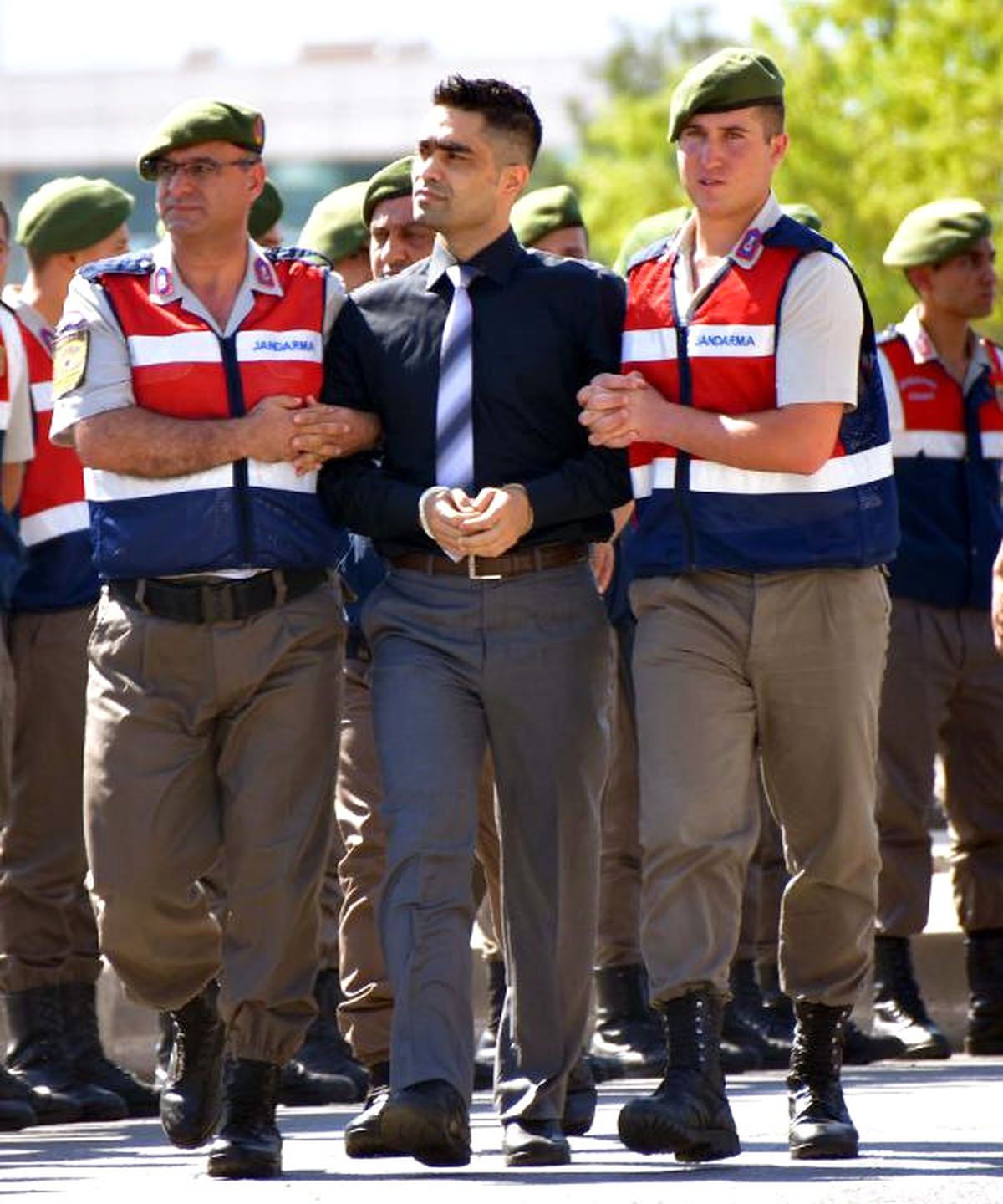Darbeci Yüzbaşı, Milletten Özür Diledi
