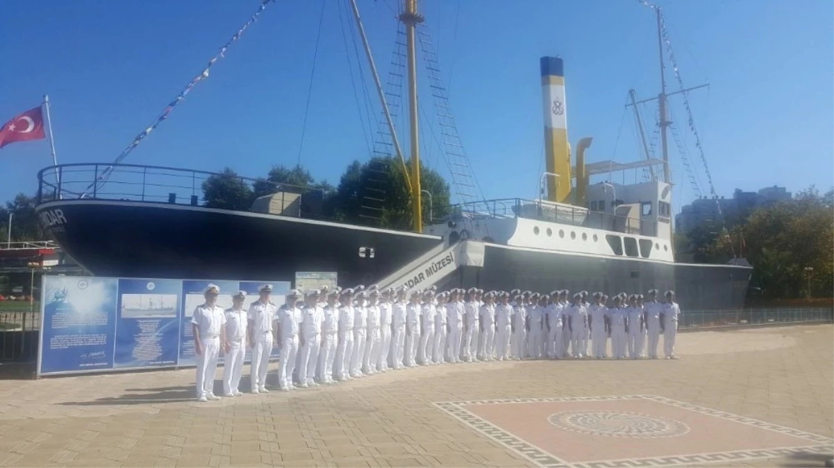 Deniz Harp Okulu Öğrencilerinden Gazi Alemdar Müze Gemisi\'ni Ziyaret Etti