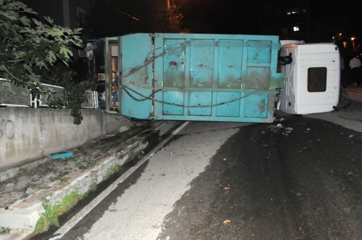Devrilen Çöp Kamyonunun Sürücüsü Yaralandı