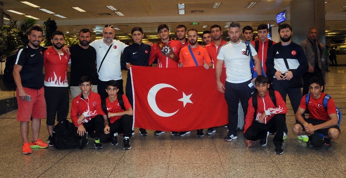 Dünya Şampiyonu Güreşçiye Davul-zurnalı Karşılama