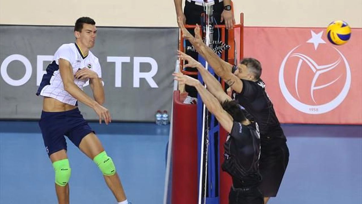 Fenerbahçe\'den İki Voleybolcuya Yeni İmza