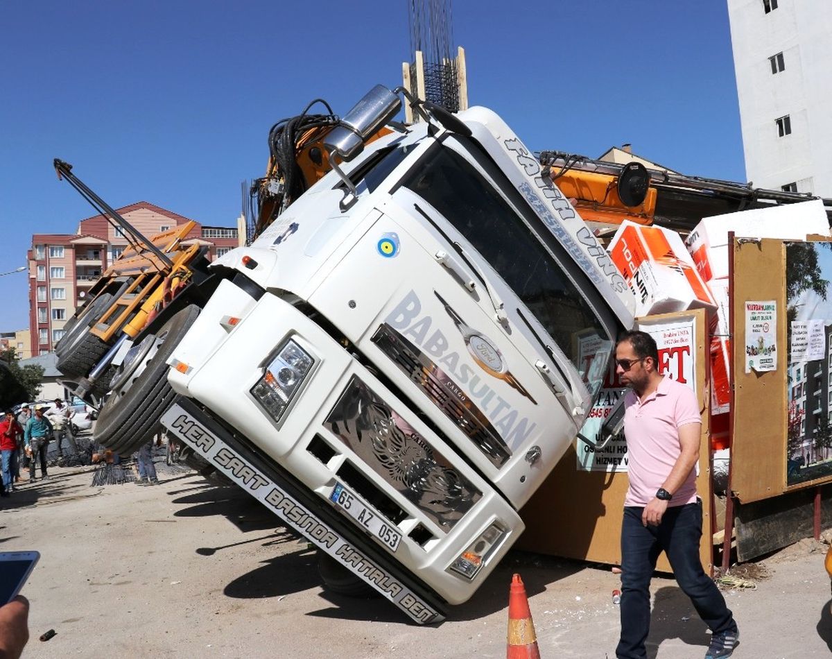 İnşaat Alanına Devrilen Vinç Korkuttu