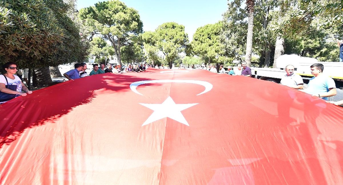 İzmir Büyükşehir\'den 350 Metrelik Dev Bayrak