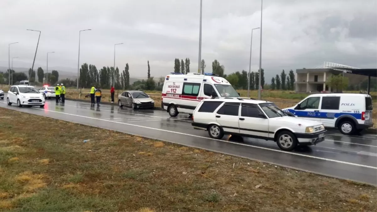 Kontrolden Çıkan Otomobil Aydınlatma Direğine Çarptı: 4 Yaralı