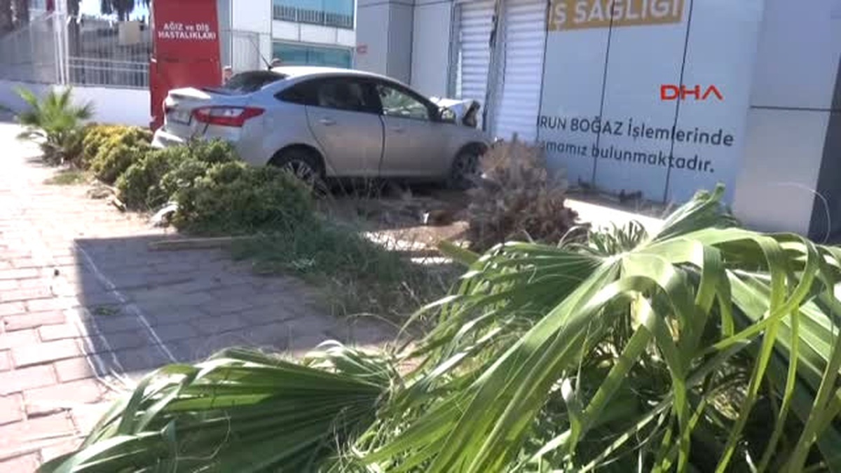 Kontrolden Çıkan Otomobil İş Yerine Girdi