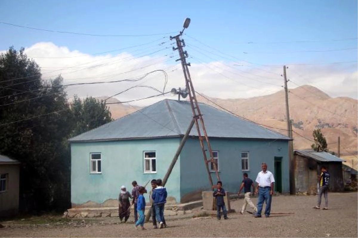 Köylülerin Devrilmek Üzere Olan Elektrik Direğini Ayakta Tutma Çabası