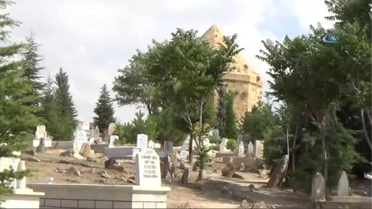 Kültür Varlığı "Fatma Hatun" Kümbetini Vatandaş Koruyor