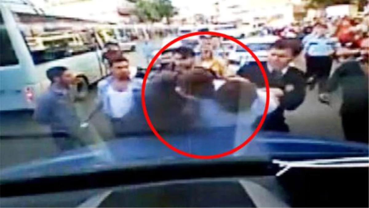 Maltepe\'de Polisin Minibüsçüye Attığı Kafa Kamerada