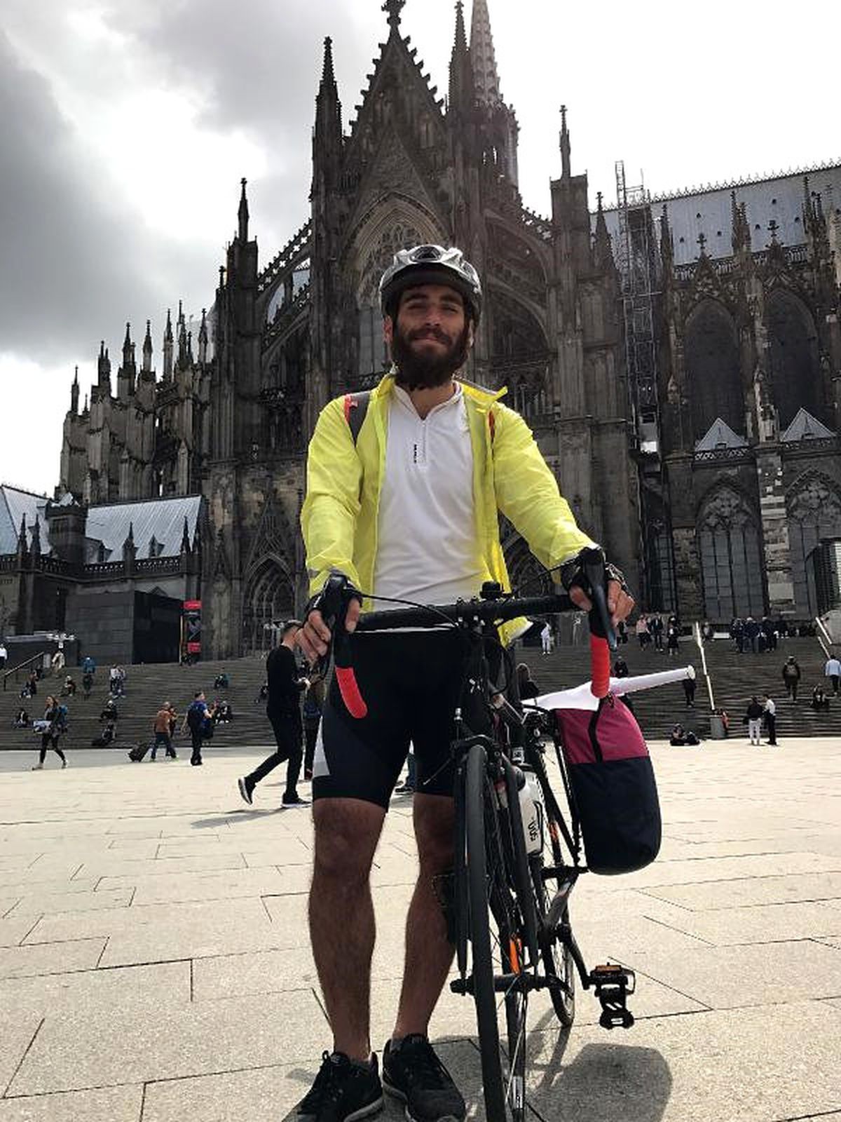 Mülteciler İçin Milano\'dan Köln\'e Kadar Pedal Çevirdi