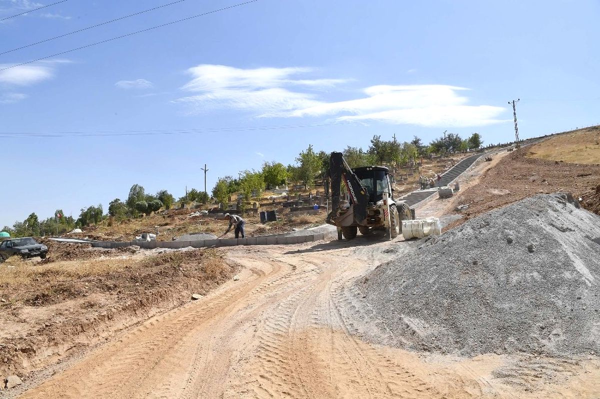 Muş Belediyesi\'nden Mezarlık Bakımı