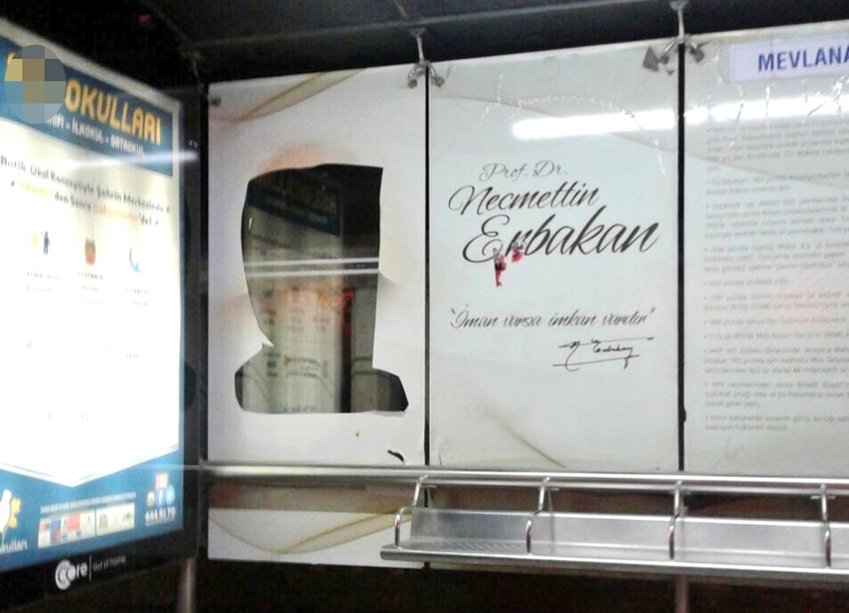 Necmettin Erbakan\'a Büyük Saygısızlık