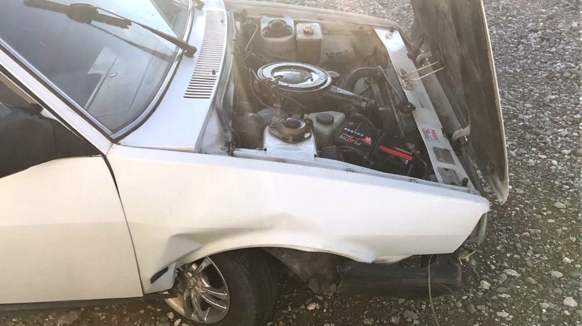 Otomobil Beton Su Kanalına Çarptı: 5 Yaralı