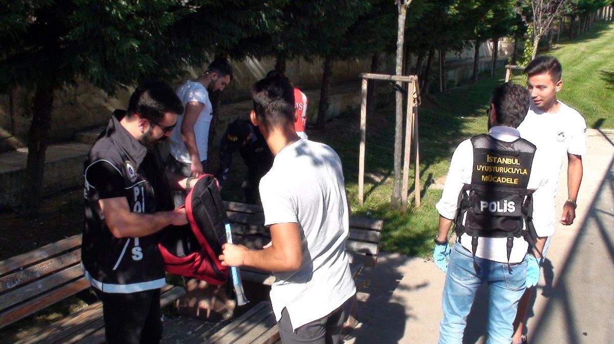 Pendik\'te Parklarda Uyuşturucu Denetimi