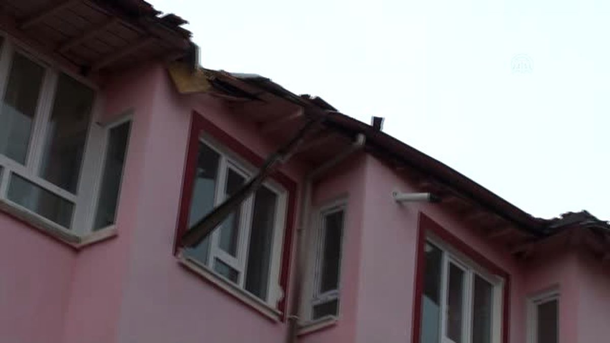 Rüzgar Okulun Çatısını Uçurdu