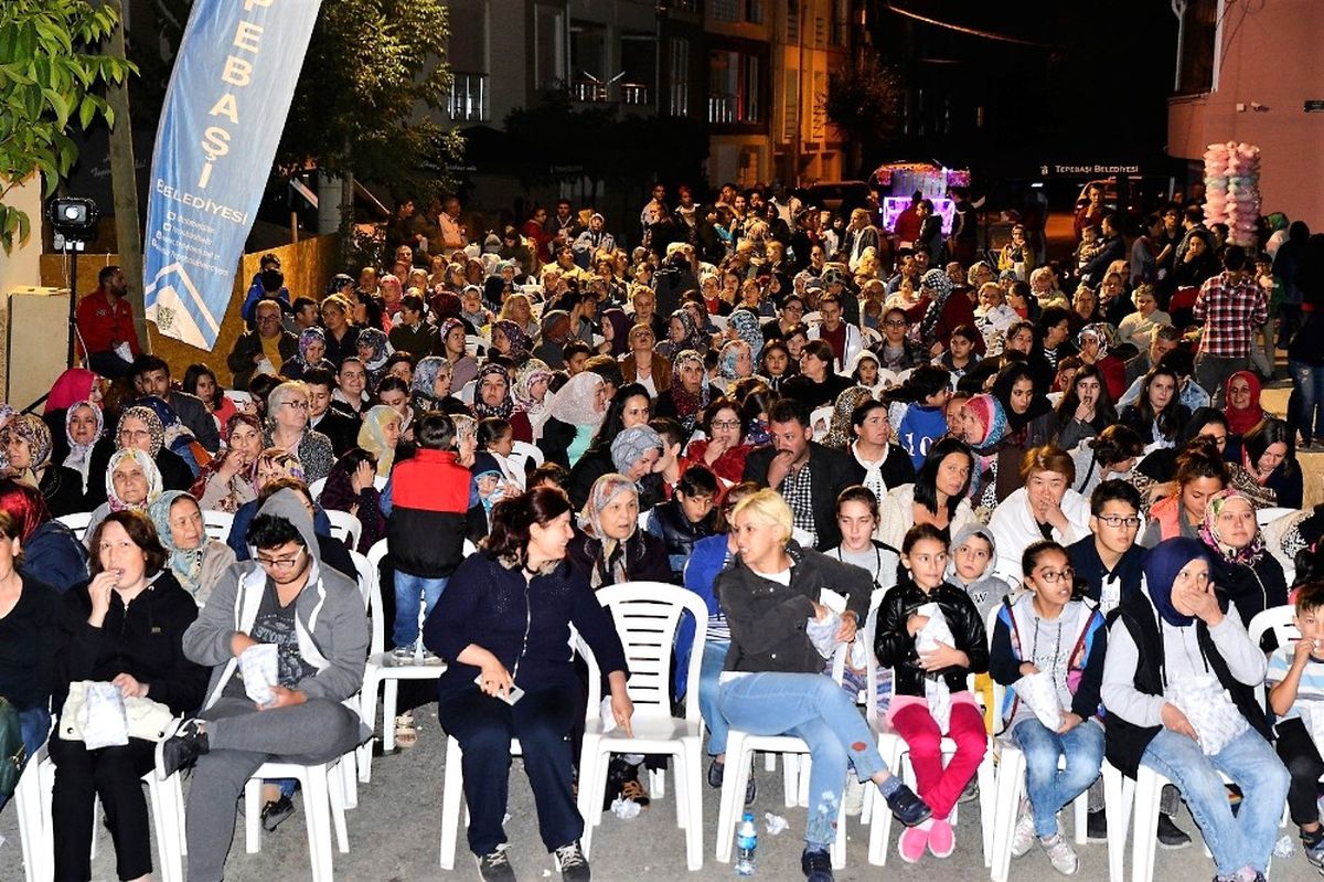 Tepebaşında Halk Konserleri Sürüyor