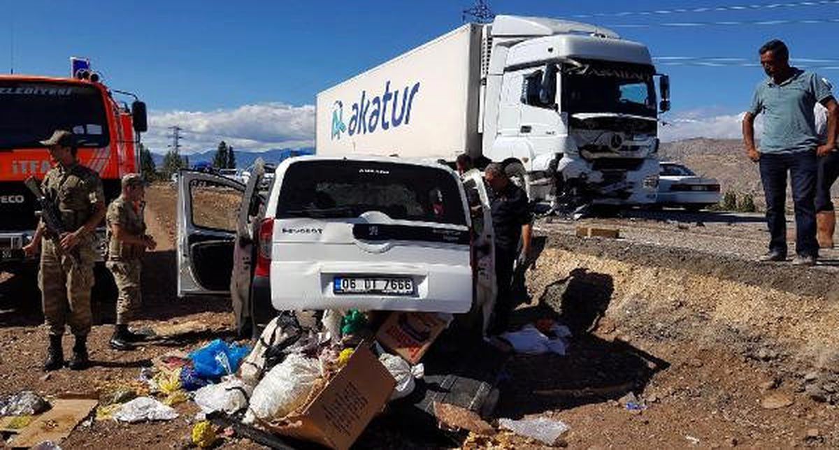 Tır ile Hafif Ticari Araç Çarpıştı: 2 Ölü