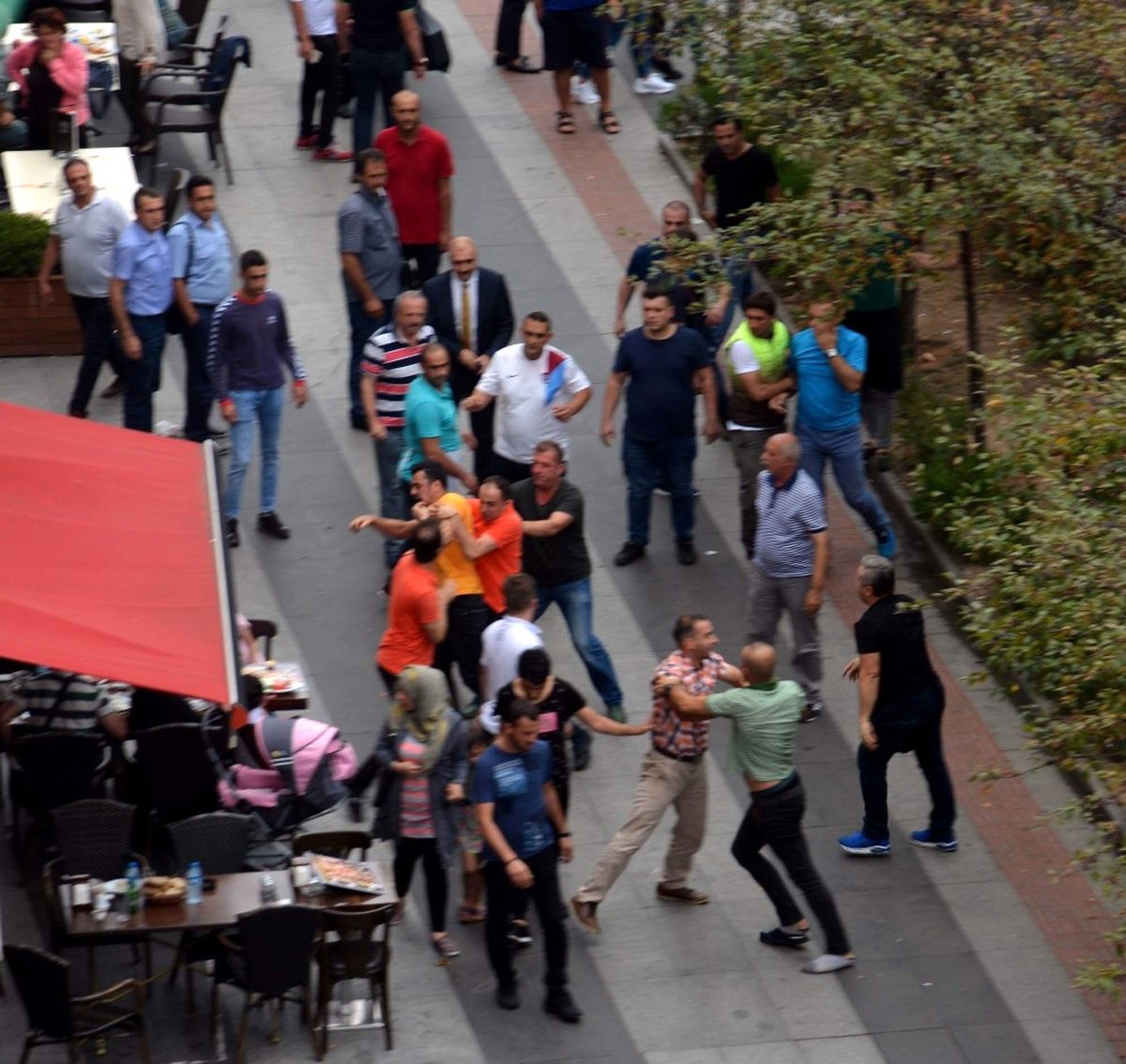 Trabzon\'da Park Kavgası Kameralara Yansıdı