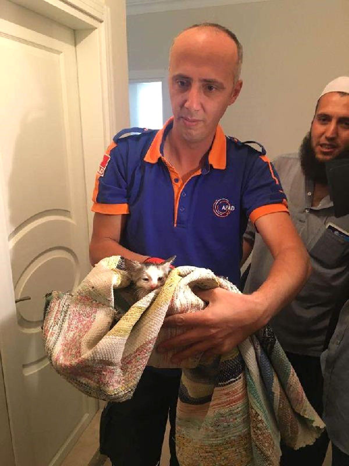 Tuvalet Deliğine Düşen Yavru Kediyi Afad Kurtardı