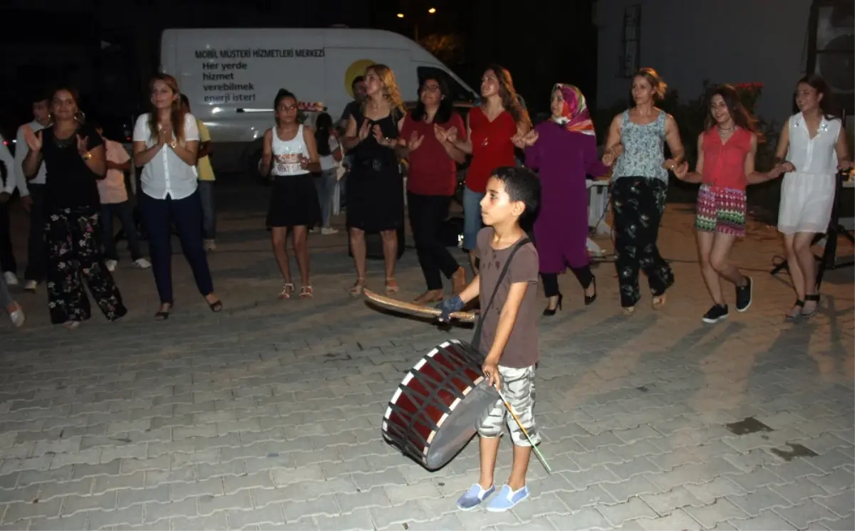 3 Yaşından Beri Düğünlerde Davul Çalıyor