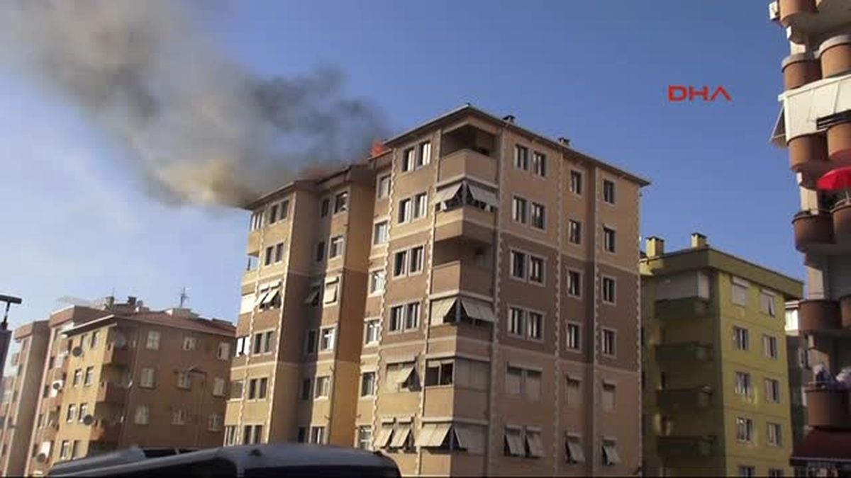 7 Katlı Binanın Çatısı Alev Alev Yandı