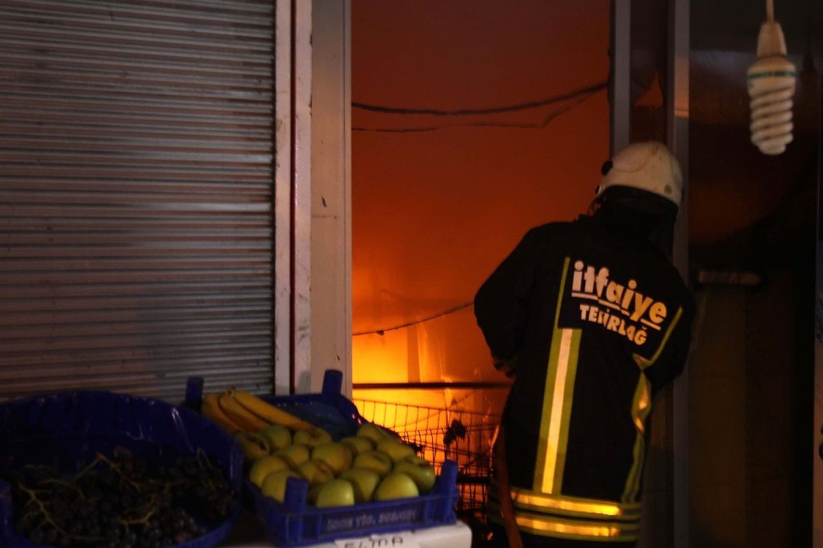 Alevler İçinde Yanan Marketin Sahipleri İtfaiye Erlerine Saldırdı