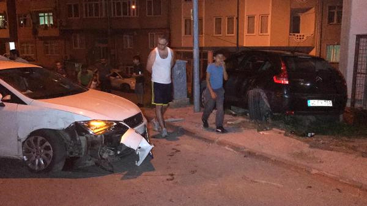 Alkollü Sürücü Park Halindeki Otomobile Çarptı