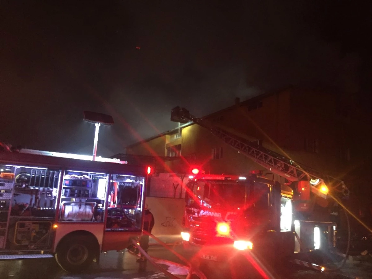 Arnavutköy\'de Boya Fabrikası Yangını Havadan Görüntülendi