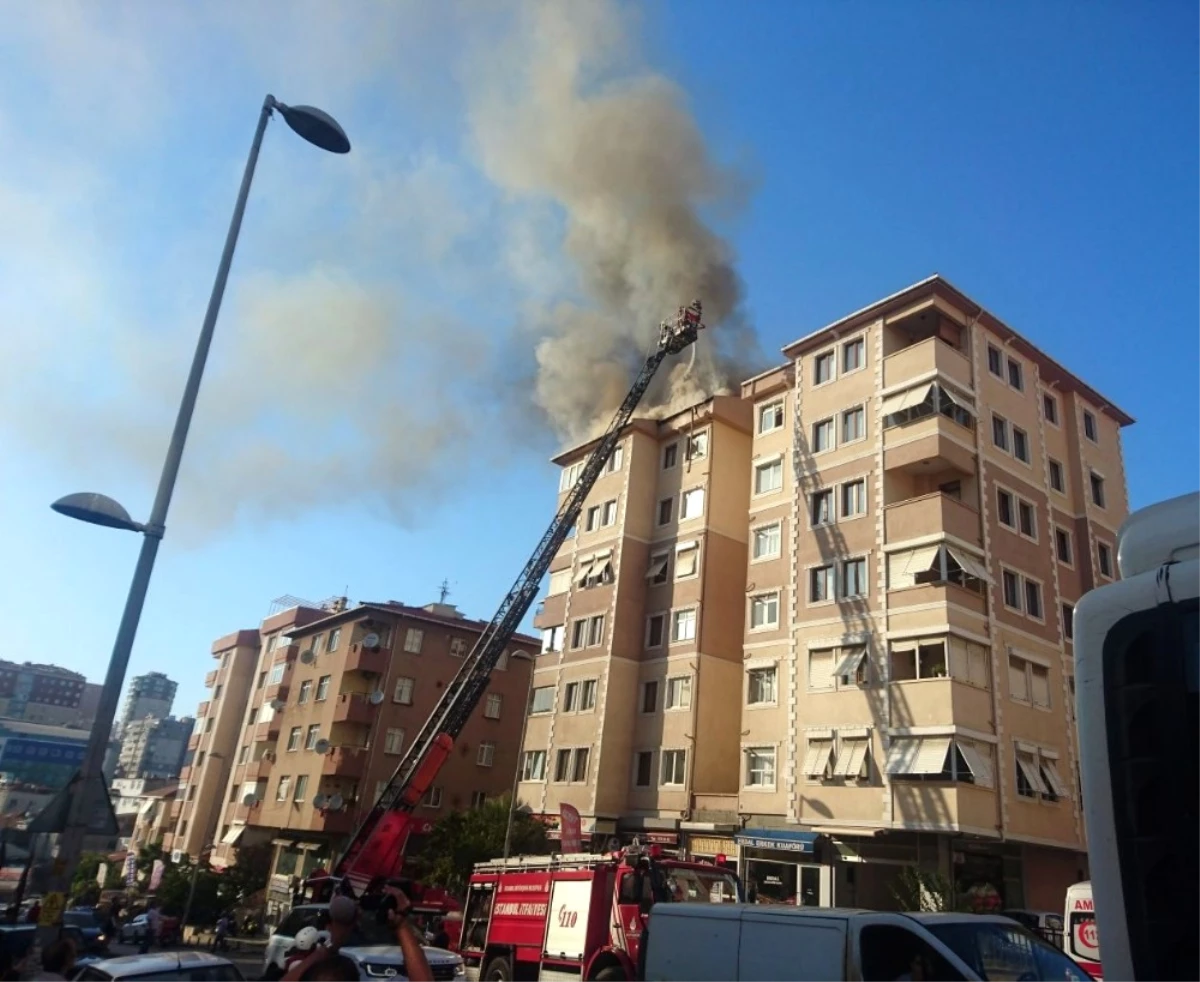 Ataşehir\'de 7 Katlı Binanın Çatısı Alev Alev Yandı