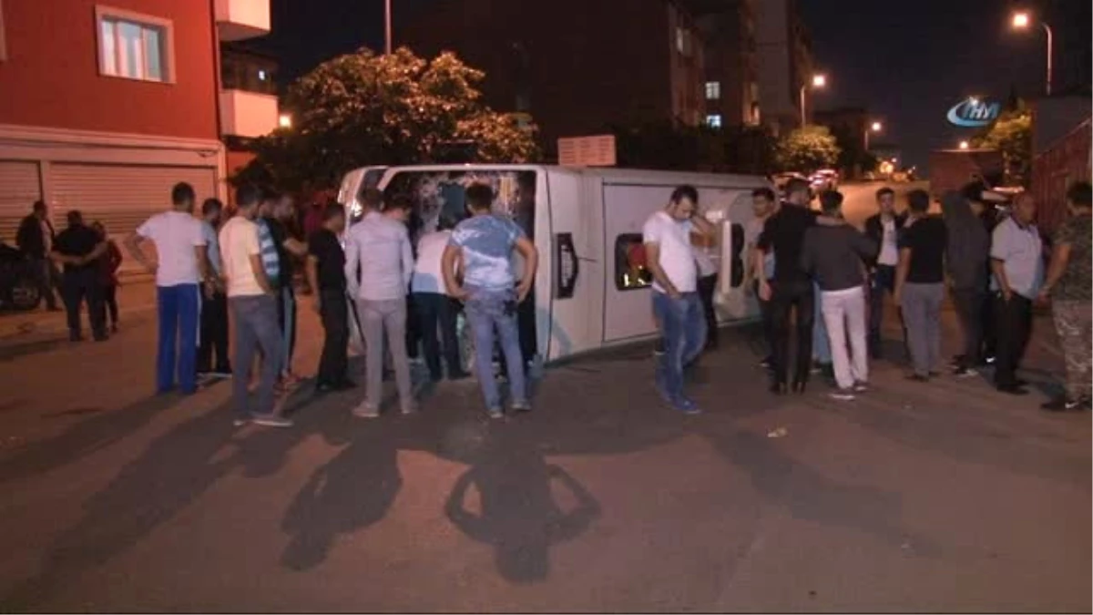 Ataşehir\'de Otomobil Yolcu Minibüsüne Çarptı: 4 Yaralı