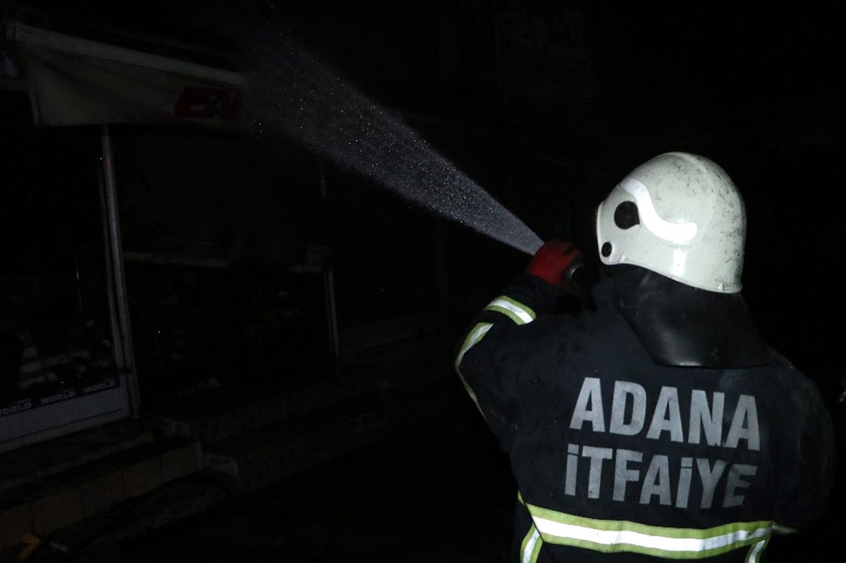 Ayakkabı Dükkanı Alevlere Teslim Oldu