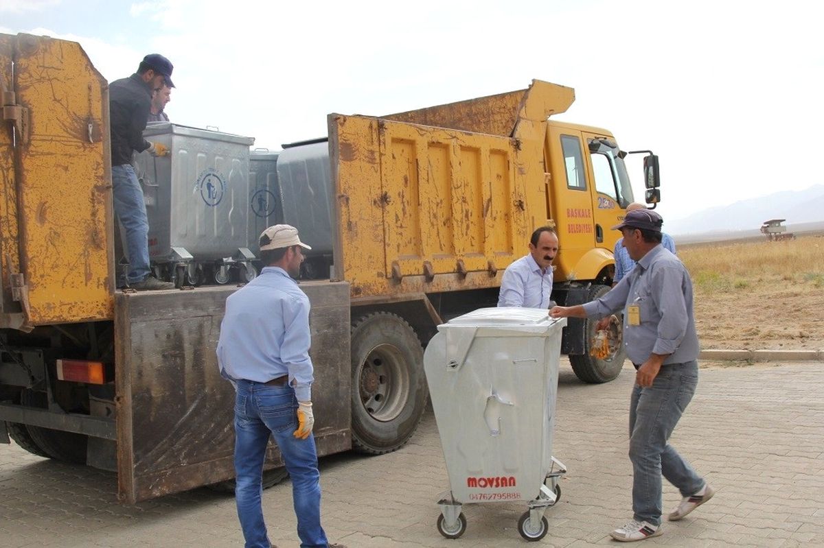 Başkale\'ye 600 Adet Yeni Çöp Konteyneri